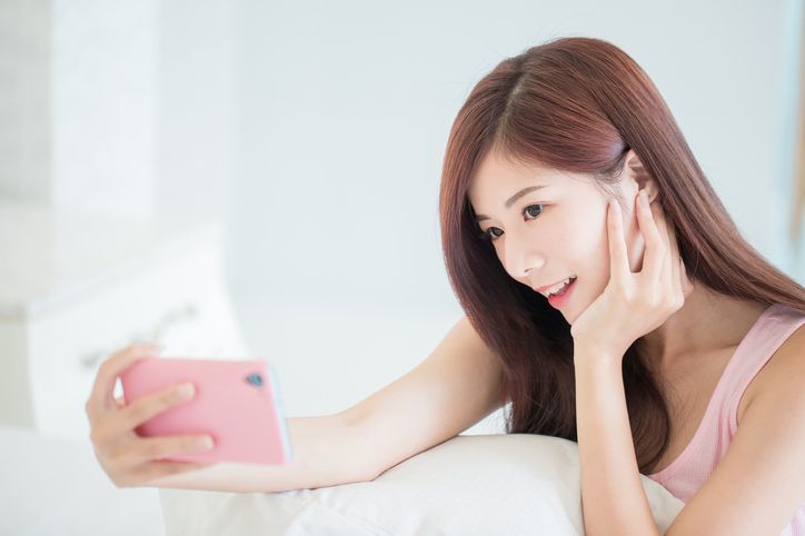 マッチングアプリ 女性の自撮り写真って良いの?悪いの?
マッチングアプリ 女性の自撮り写真って良いの?悪いの?