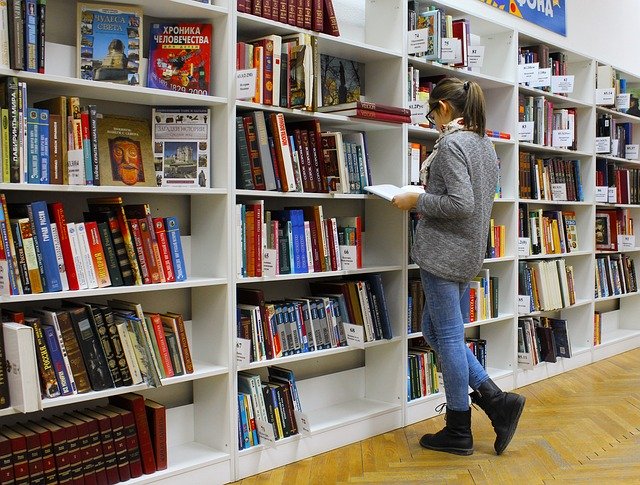 図書館に出会いを求めるのは間違い 読書好きとの出会い方 話しかける時の注意点 出会いをサポートするマッチングアプリ 恋活 占いメディア シッテク