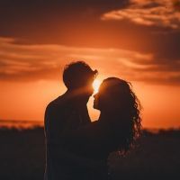 結婚したいと女性から伝えるのはあり?逆プロポーズの注意点とベストなタイミングとは 結婚したいと女性から伝えるのはあり?逆プロポーズの注意点とベストなタイミングとは