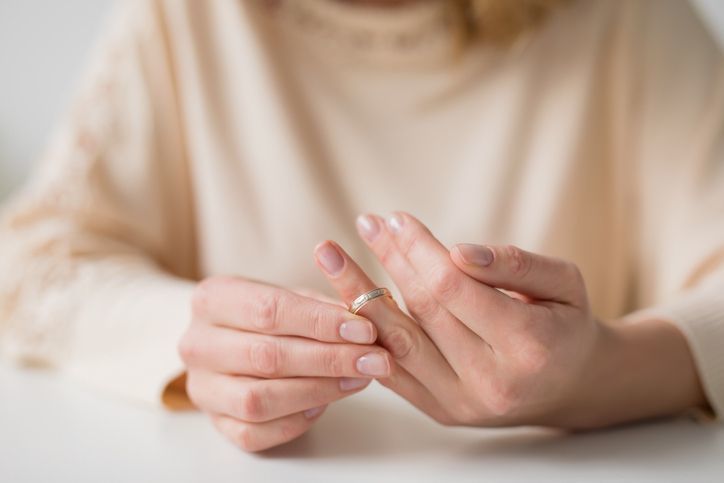 不倫・浮気したパートナーと離婚してから再婚したい!再婚する時の注意点まとめ 不倫・浮気したパートナーと離婚してから再婚したい!再婚する時の注意点まとめ