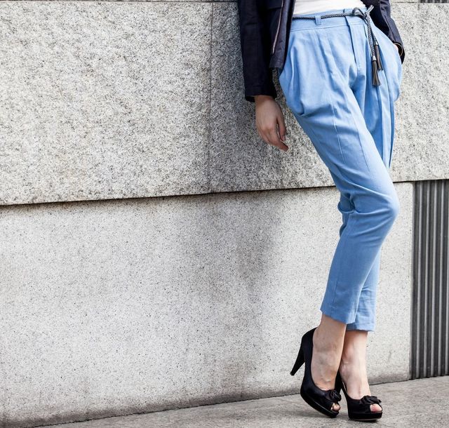 服装 パンツスタイルは女性らしいシルエットで 服装 パンツスタイルは女性らしいシルエットで